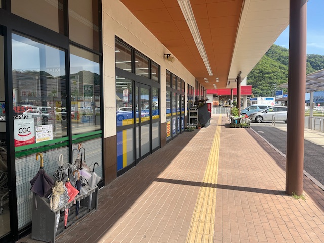 【フレスタ因島店（因島ショッピングセンター）】プロモーションイベント、物販に利用可能な軒下スペース