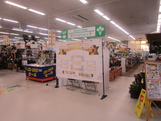 【サンデー白山店】屋内レジ前　食物販やプロモーション等の出店に最適なホームセンター店内のイベントスペースの画像