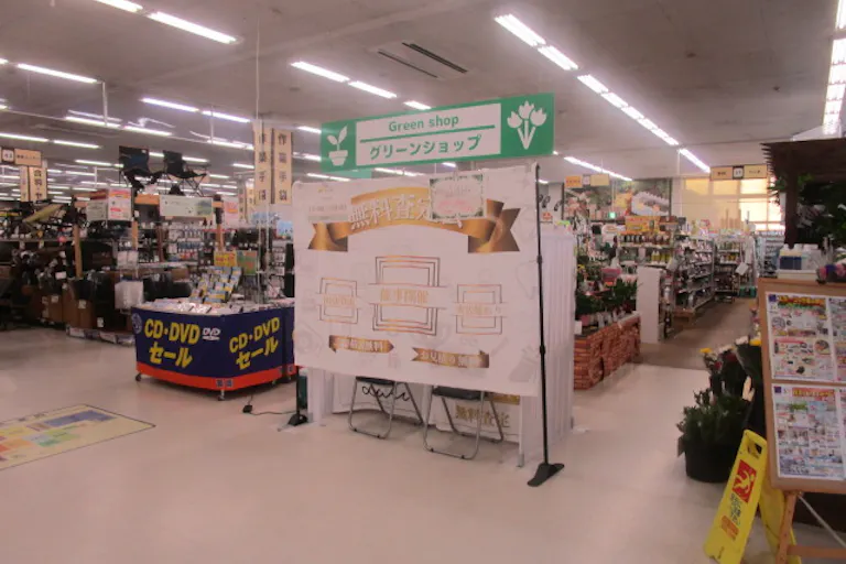 【サンデー白山店】屋内レジ前 食物販やプロモーション等の出店に最適なホームセンター店内のイベントスペースの画像1