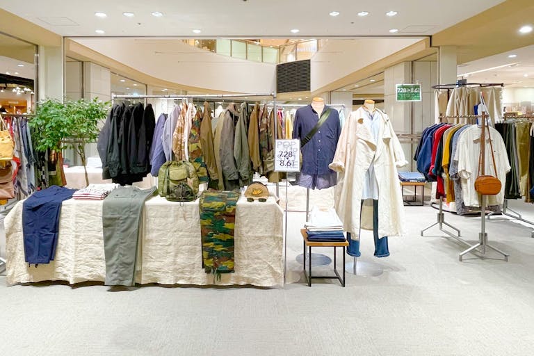 【アミュプラザ鹿児島】視認性抜群!ファッション関係の雑貨やユニセックスアパレルの催事に適した3F中央駅側エスカレーター前のポップアップスペースの画像1