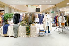 【アミュプラザ鹿児島】視認性抜群!ファッション関係の雑貨やユニセックスアパレルの催事に適した3F中央駅側エスカレーター前のポップアップスペース