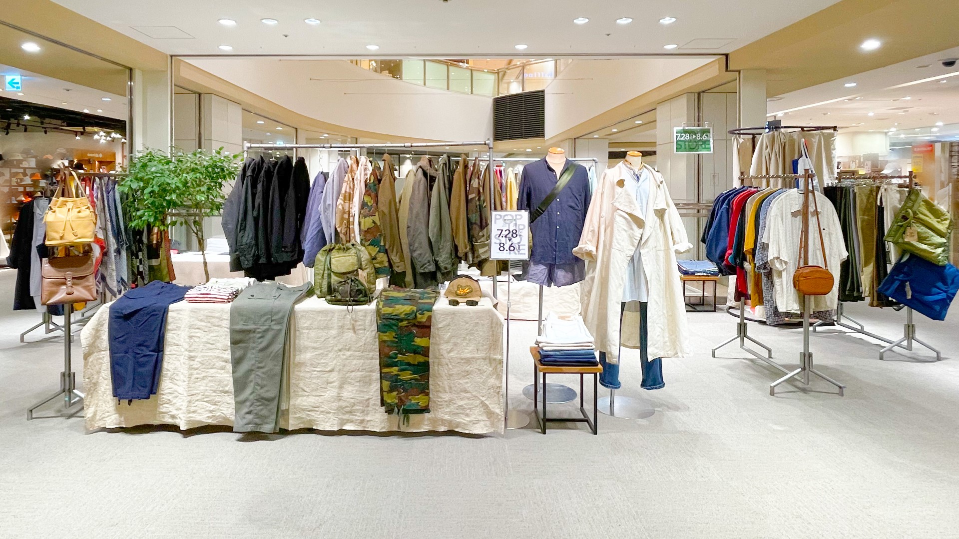 【アミュプラザ鹿児島】視認性抜群！ファッション関係の雑貨やユニセックスアパレルの催事に適した３F中央駅側エスカレーター前のポップアップスペース