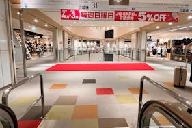 【アミュプラザ鹿児島】視認性抜群!ファッション関係の雑貨やユニセックスアパレルの催事に適した3F中央駅側エスカレーター前のポップアップスペース