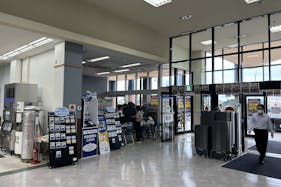 【メガセンタートライアル善通寺店】携帯キャリア様大歓迎!多くのお客様が訪れる1Fメイン入口店内スペース ※買取催事NG