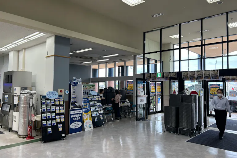 【メガセンタートライアル善通寺店】携帯キャリア様大歓迎!多くのお客様が訪れる1Fメイン入口店内スペース ※買取催事NGの画像2