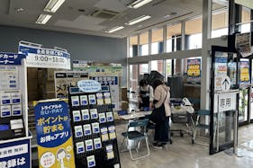 【メガセンタートライアル善通寺店】携帯キャリア様大歓迎!多くのお客様が訪れる1Fメイン入口店内スペース ※買取催事NG