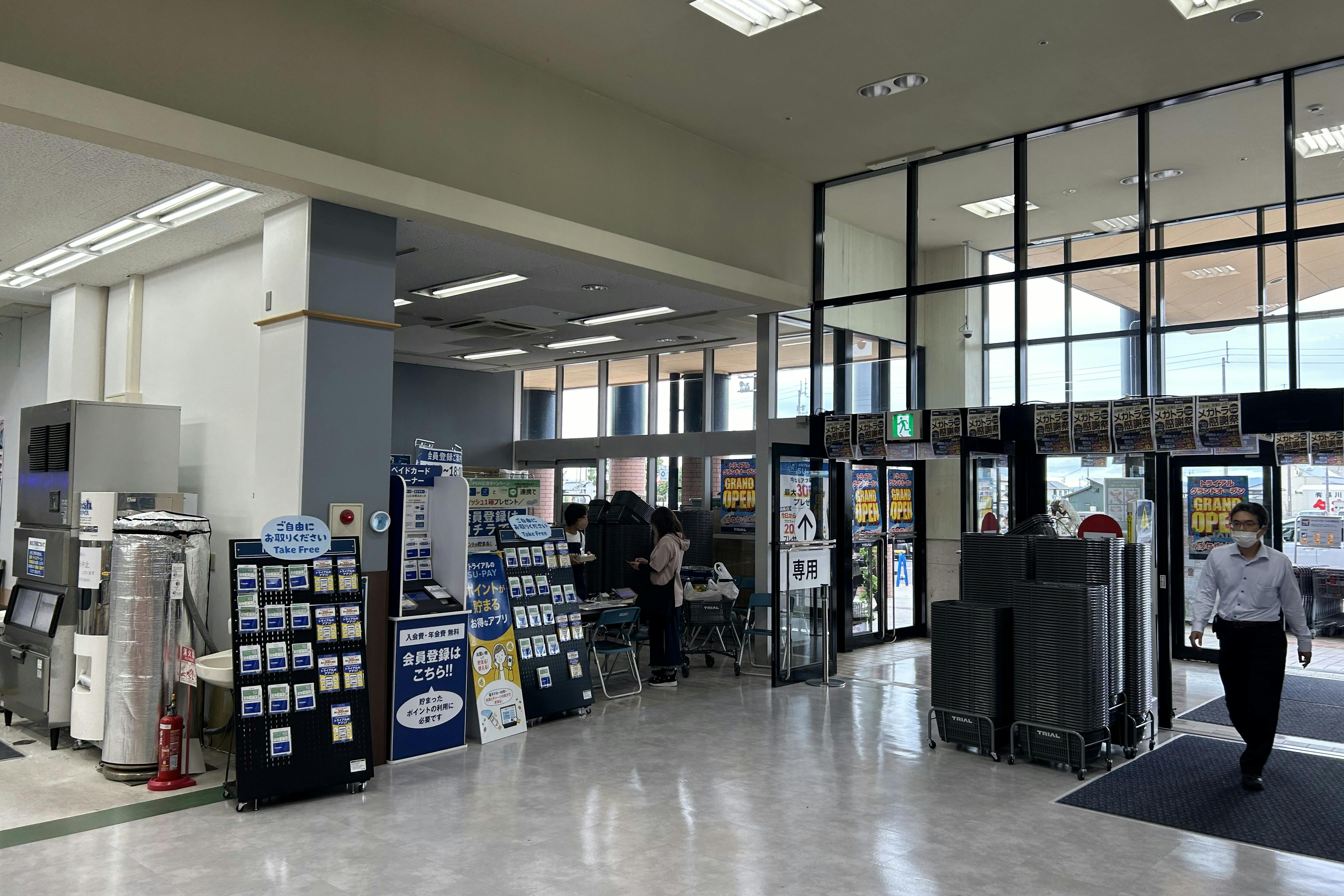 【メガセンタートライアル善通寺店】携帯キャリア様大歓迎!多くのお客様が訪れる1Fメイン入口店内スペース ※買取催事NG