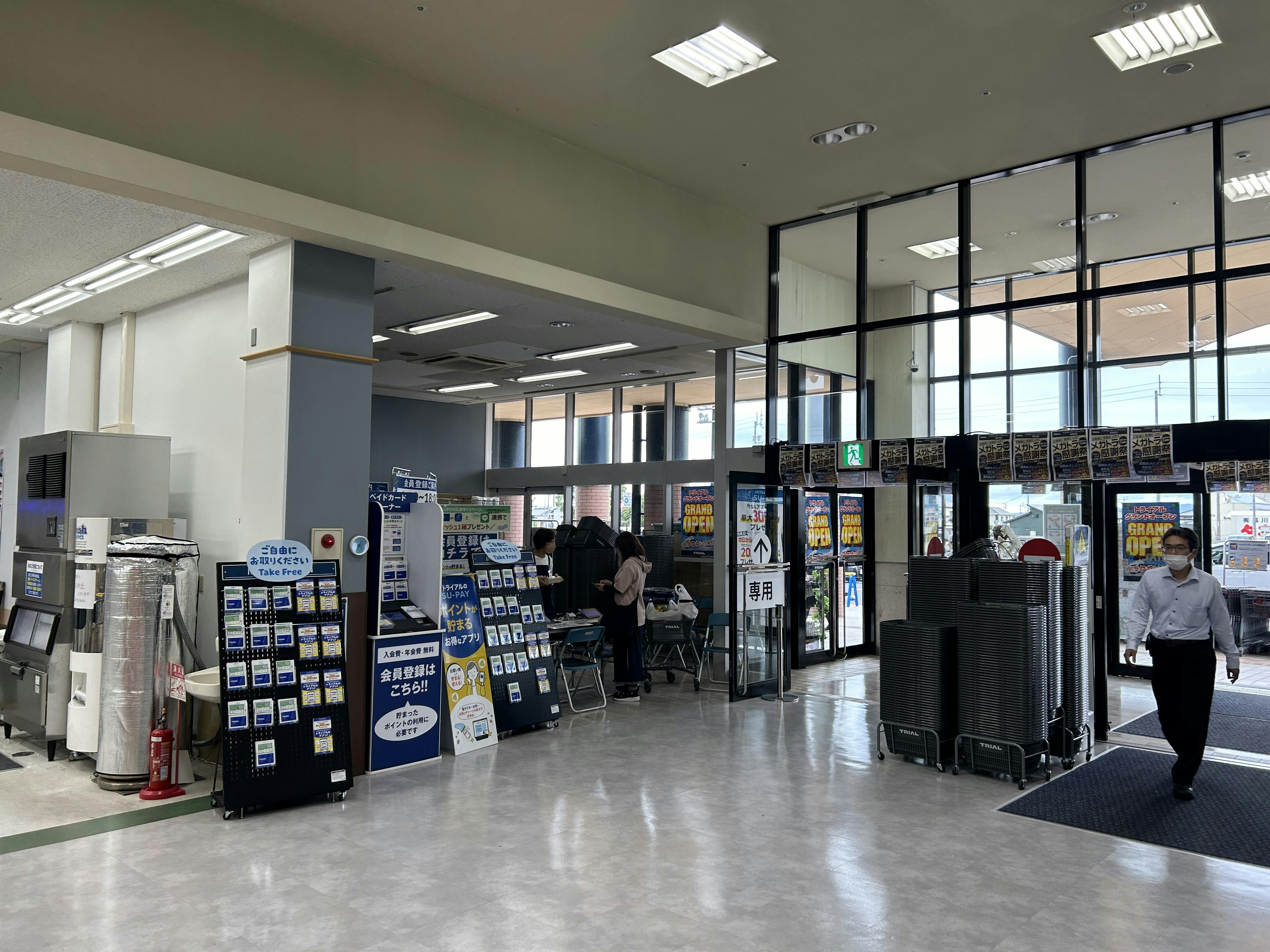 【メガセンタートライアル善通寺店】携帯キャリア様大歓迎！多くのお客様が訪れる1Fメイン入口店内スペース ※買取催事NG