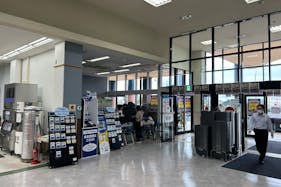 【メガセンタートライアル善通寺店】携帯キャリア様大歓迎!多くのお客様が訪れる1Fメイン入口店内スペース ※買取催事NG