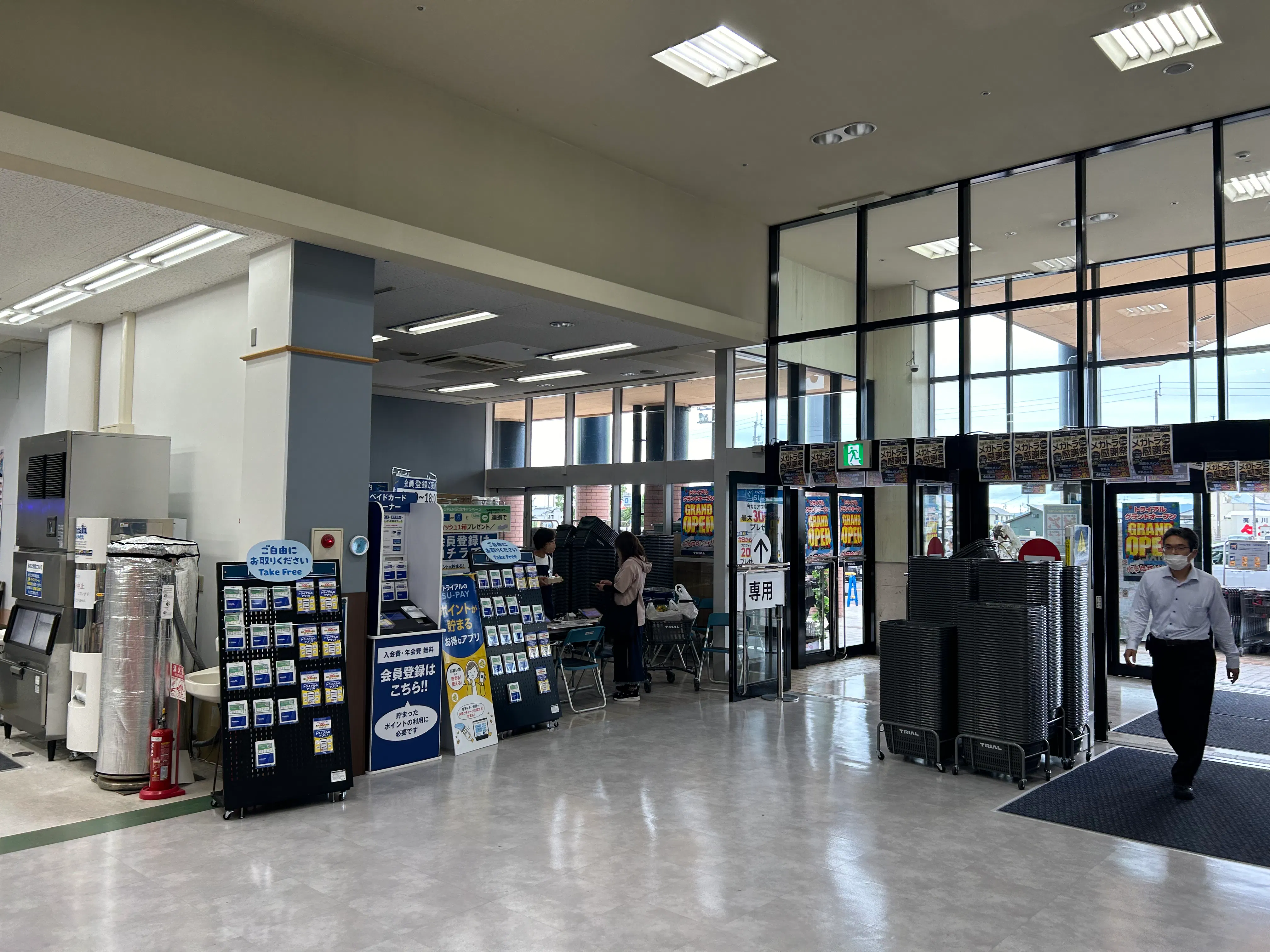 【メガセンタートライアル善通寺店】携帯キャリア様大歓迎!多くのお客様が訪れる1Fメイン入口店内スペース ※買取/ウォーターサーバー/太陽光パネル催事NG