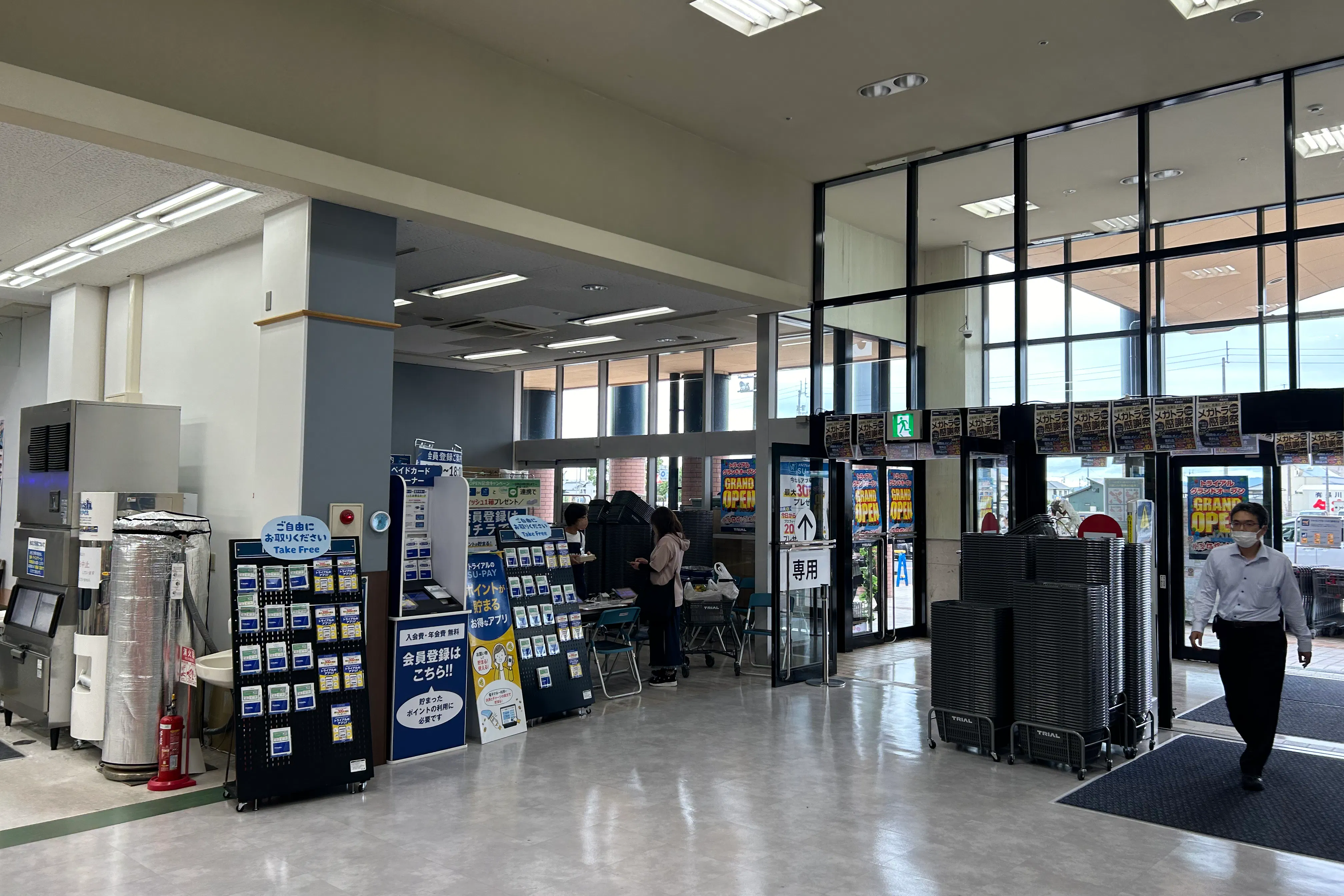【メガセンタートライアル善通寺店】携帯キャリア様大歓迎!多くのお客様が訪れる1Fメイン入口店内スペース ※買取/ウォーターサーバー/太陽光パネル催事NG