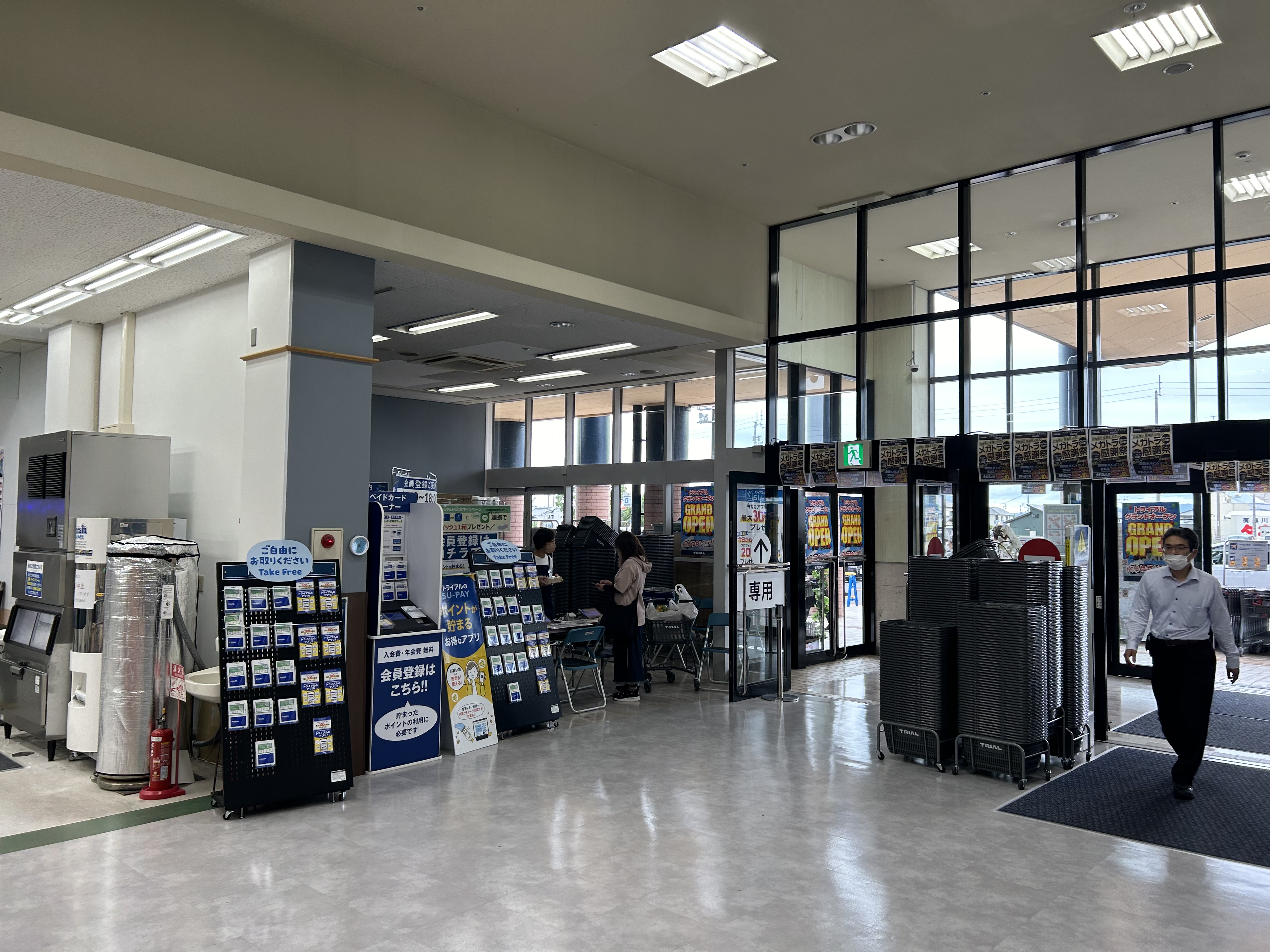 【メガセンタートライアル善通寺店】※買取買取・太陽光・WS不可 メイン入口 店内スペース  携帯キャリア様大歓迎！