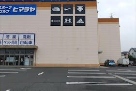 【ミスターマックス 岡山西店】駐車場(食品側入口横) 販促プロモーションや物販用途に最適な総合ディスカウントストアの催事イベントスペース