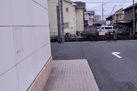 【ミスターマックス 岡山西店】駐車場(食品側入口横) 販促プロモーションや物販用途に最適な総合ディスカウントストアの催事イベントスペース