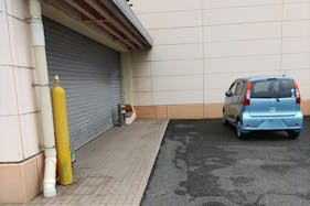 【ミスターマックス 岡山西店】駐車場(食品側入口横) 販促プロモーションや物販用途に最適な総合ディスカウントストアの催事イベントスペース