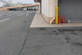 【ミスターマックス 岡山西店】駐車場(食品側入口横) 販促プロモーションや物販用途に最適な総合ディスカウントストアの催事イベントスペース