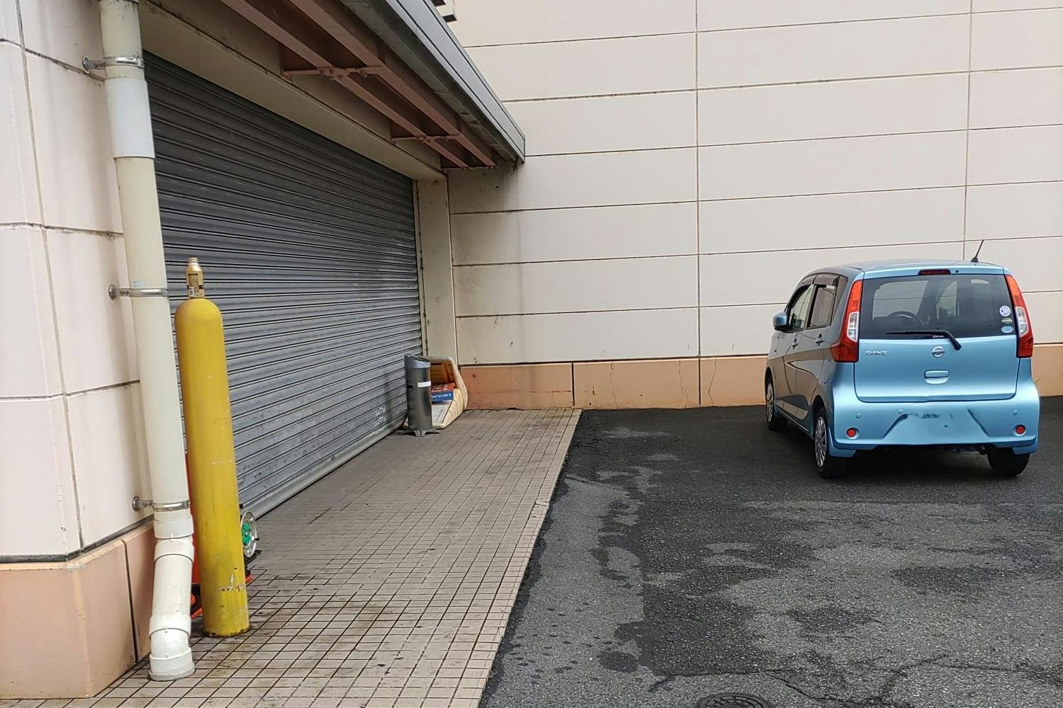 【ミスターマックス 岡山西店】駐車場（食品側入口横） 販促プロモーションや物販用途に最適な総合ディスカウントストアの催事イベントスペース