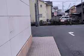 【ミスターマックス 岡山西店】駐車場(食品側入口横) 販促プロモーションや物販用途に最適な総合ディスカウントストアの催事イベントスペース