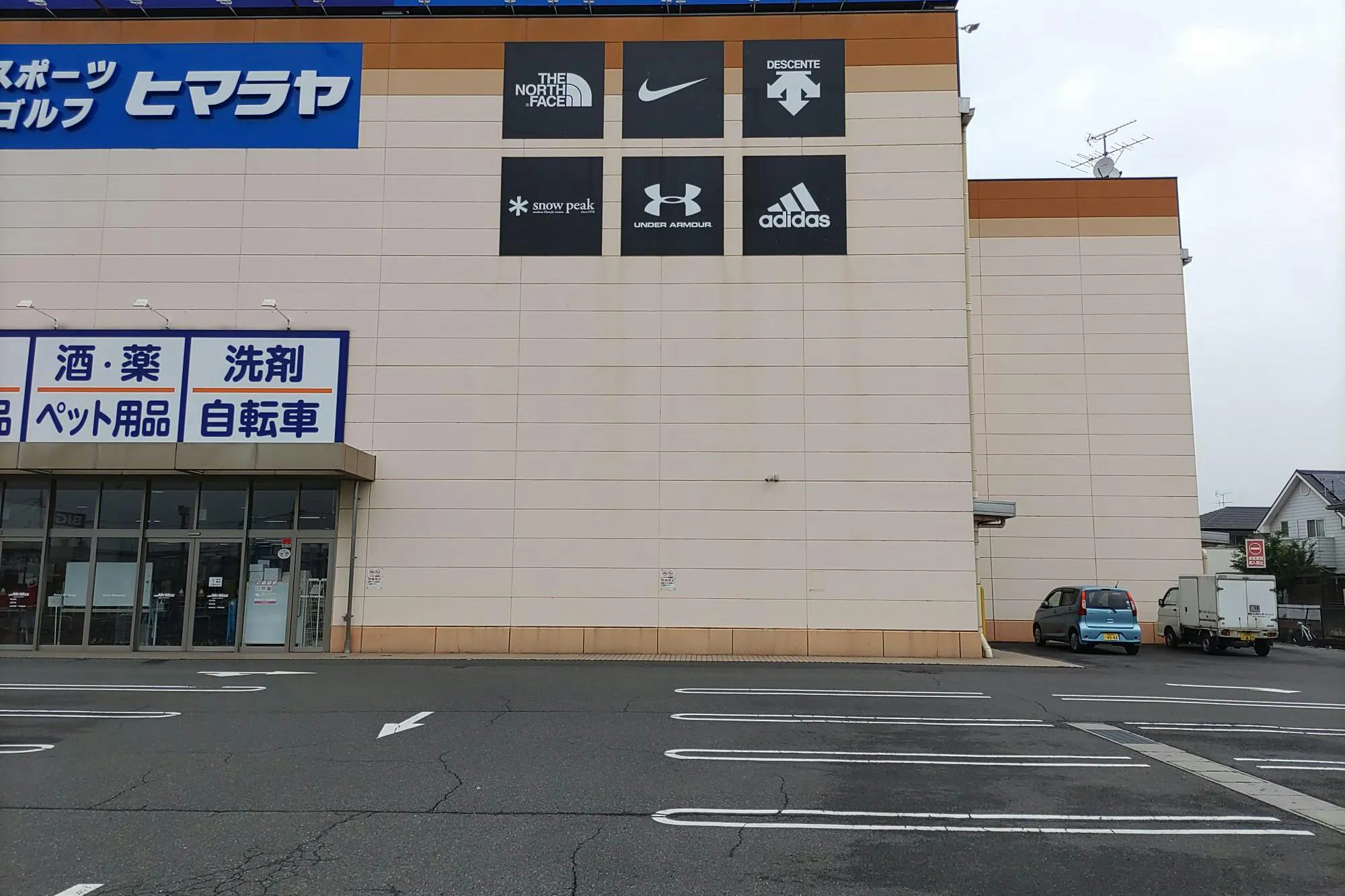 【ミスターマックス 岡山西店】駐車場(食品側入口横) 販促プロモーションや物販用途に最適な総合ディスカウントストアの催事イベントスペース