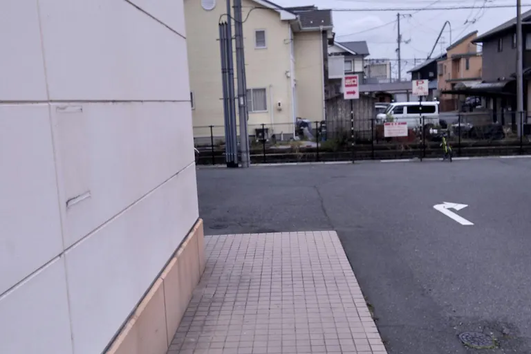 【ミスターマックス 岡山西店】駐車場(食品側入口横) 販促プロモーションや物販用途に最適な総合ディスカウントストアの催事イベントスペースの画像2