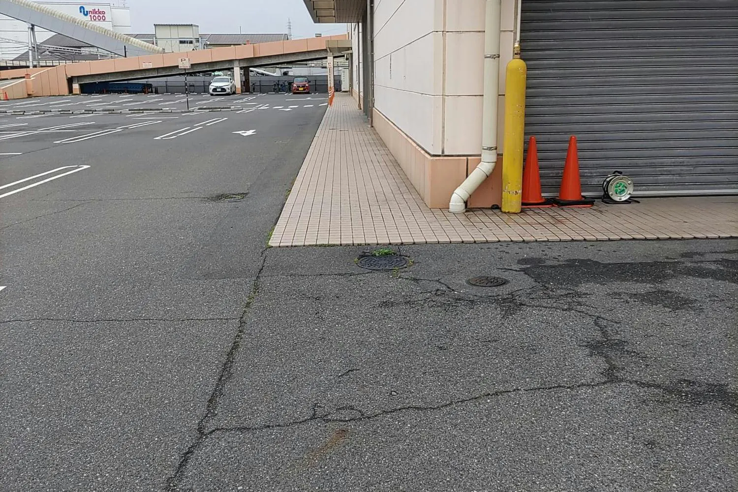 【ミスターマックス 岡山西店】駐車場(食品側入口横) 販促プロモーションや物販用途に最適な総合ディスカウントストアの催事イベントスペース