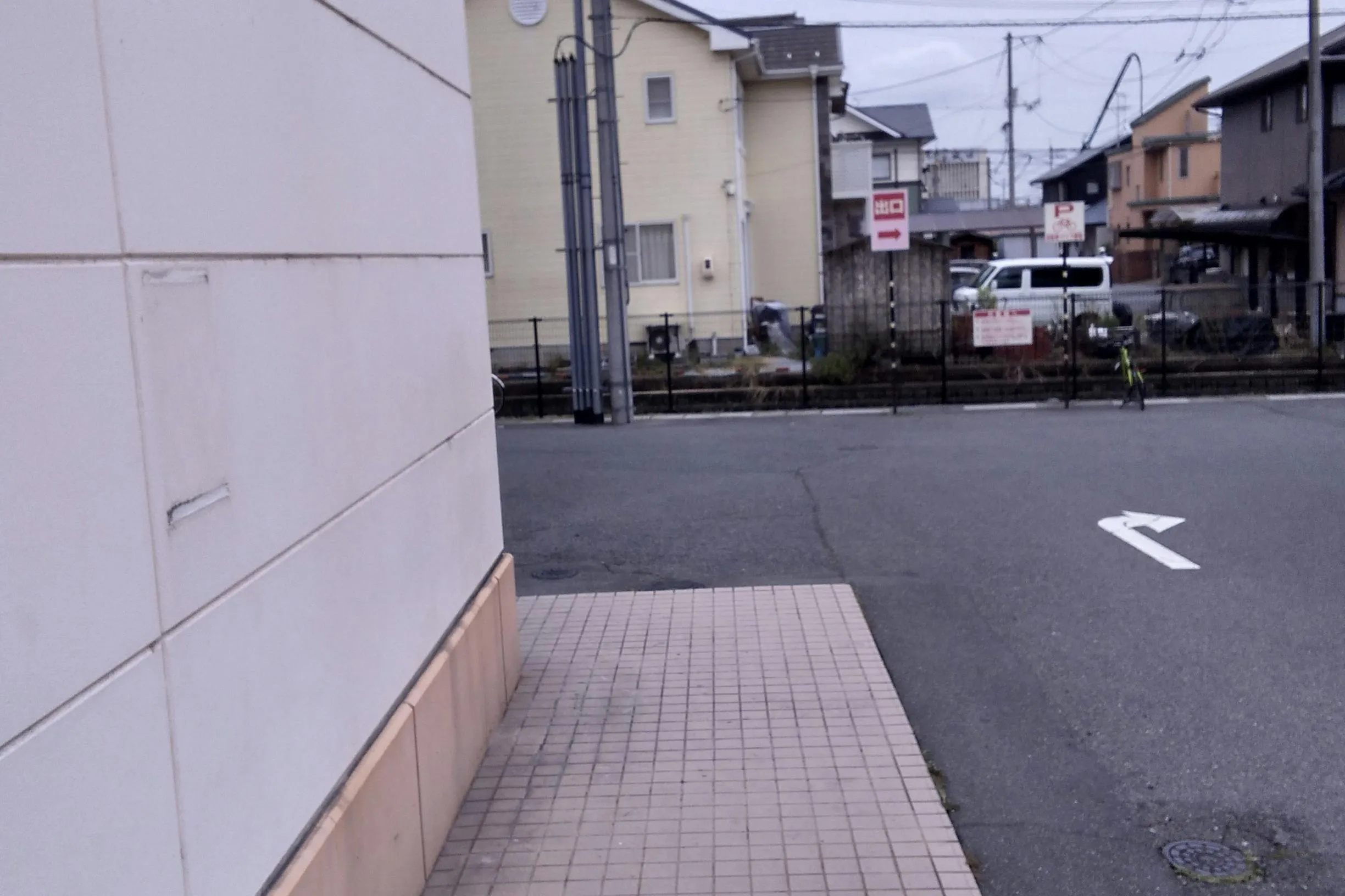 【ミスターマックス 岡山西店】駐車場（食品側入口横） 物販用途に最適な総合ディスカウントストアの催事イベントスペース