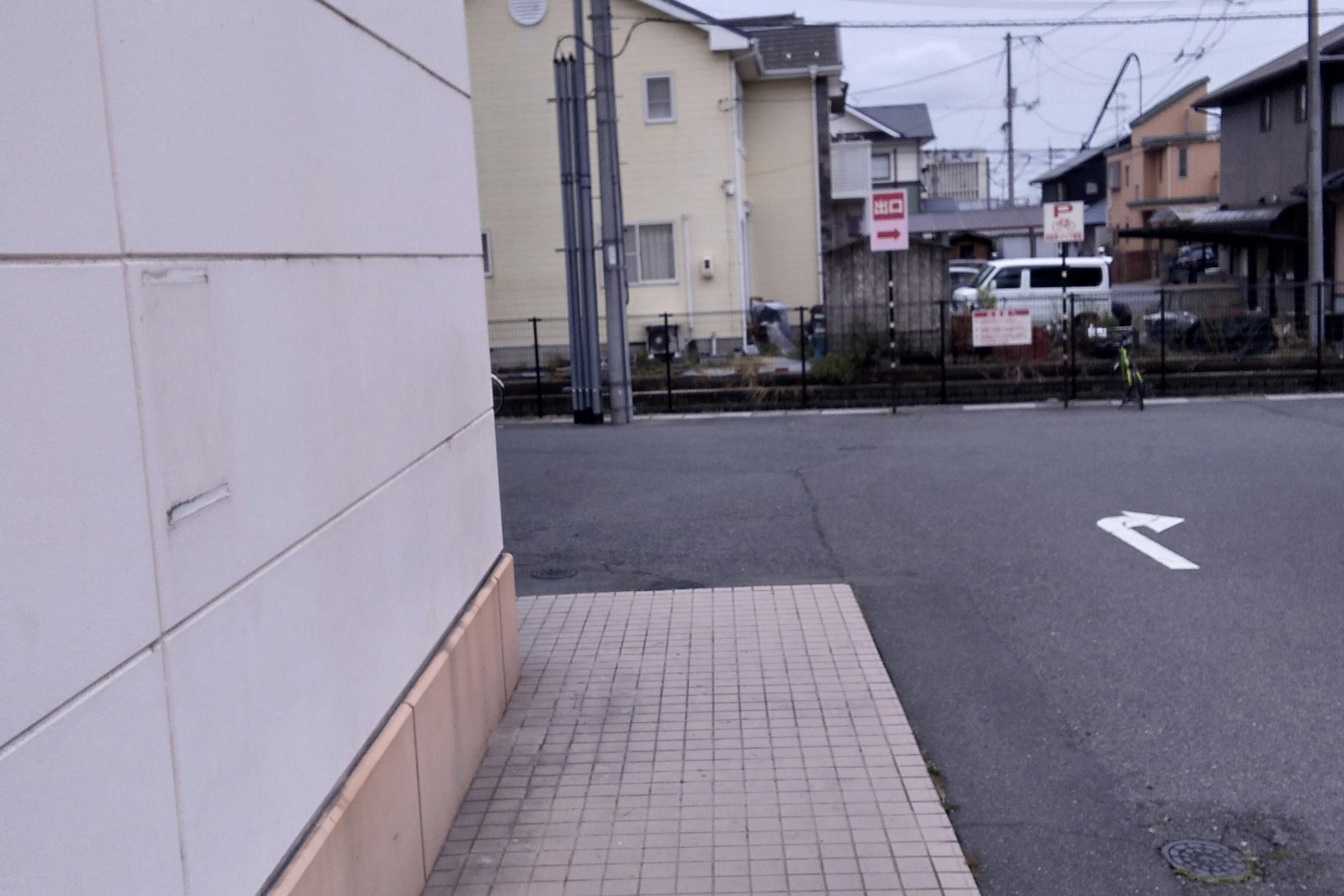 【ミスターマックス 岡山西店】駐車場（食品側入口横） 物販用途に最適な総合ディスカウントストアの催事イベントスペース