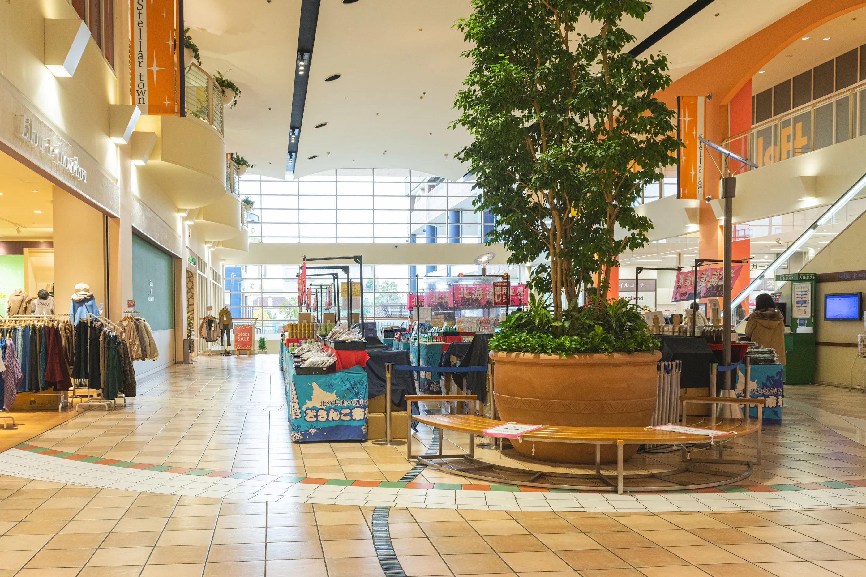 【ステラタウン】ポップアップストアやプロモーションに適したショッピングモール2Fにあるインフォメーション近くのイベントスペース