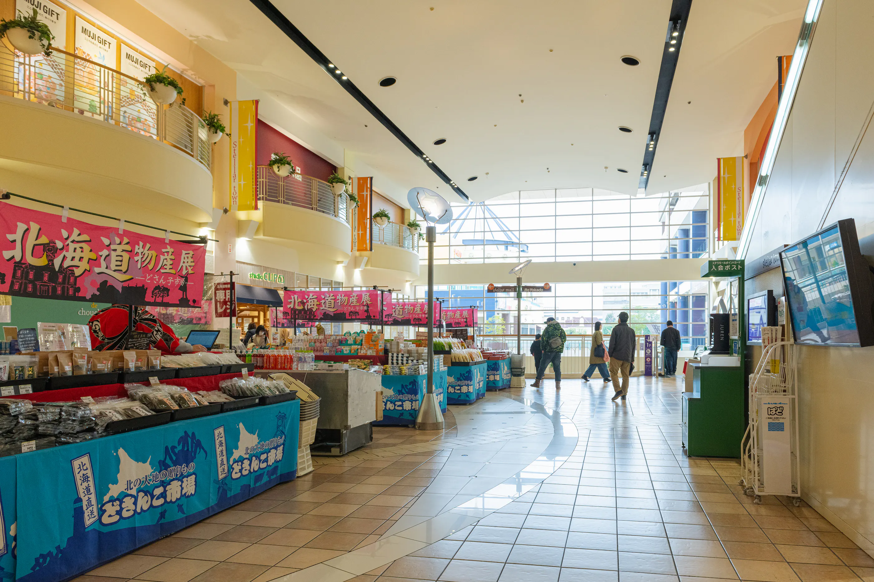 【ステラタウン】ポップアップストアやプロモーションに適したショッピングモール2Fにあるインフォメーション近くのイベントスペース