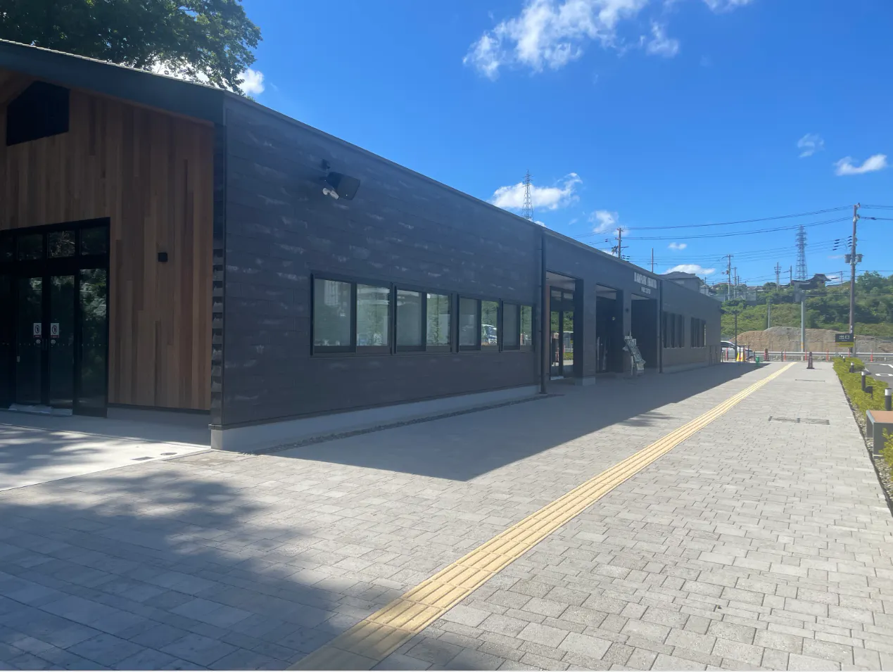 【ダムパークいばきた】キッチンカーに適したパークセンター前にある屋外スペース②