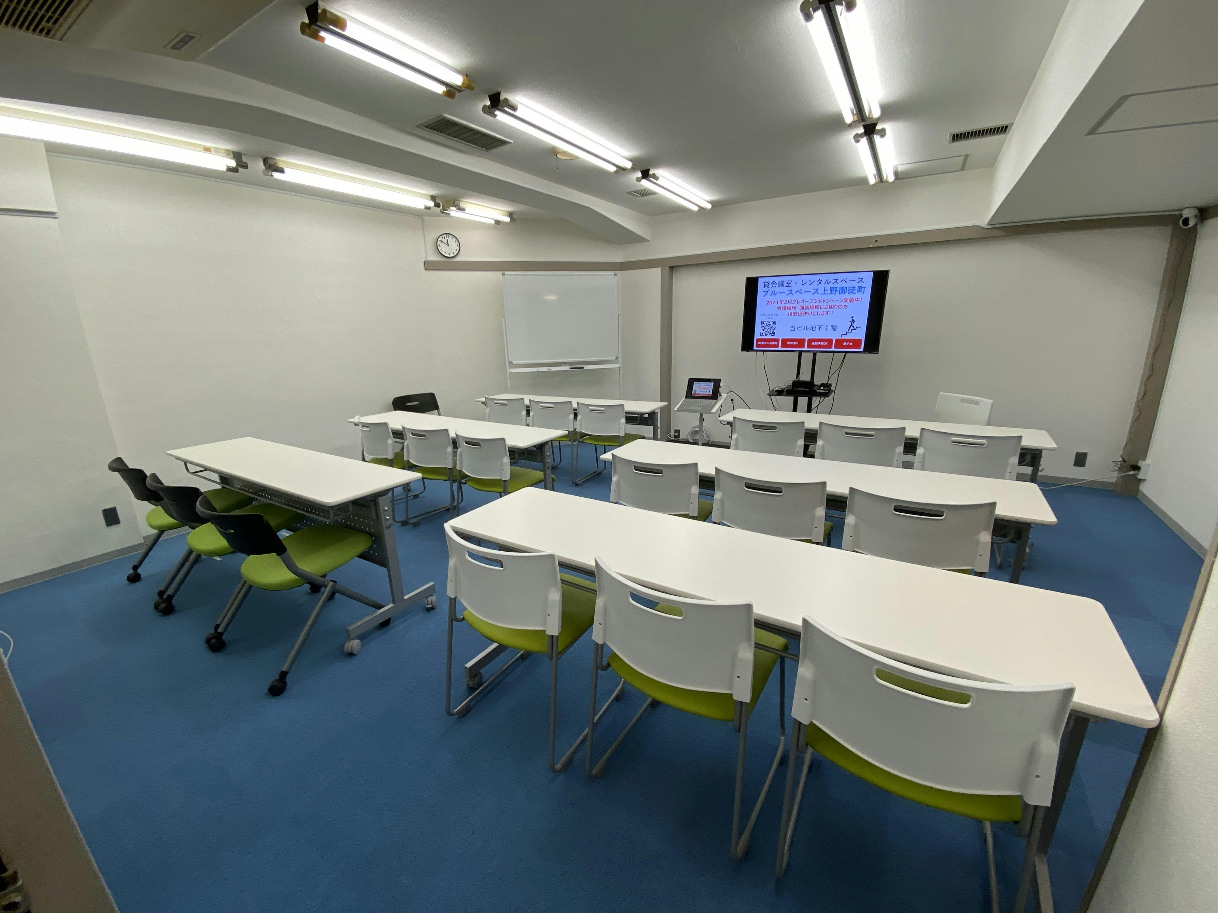 机をすべて並べた写真です。最大18人が座れます!(椅子は最大20脚)か 広々使えるのでコロナ禍でも密回避が可能。 また、地下ですが吸気と排気ができるため空気が循環されますので、通常の部屋よりも空気循環率は高いです。 広々利用することができる中規模スペースです!