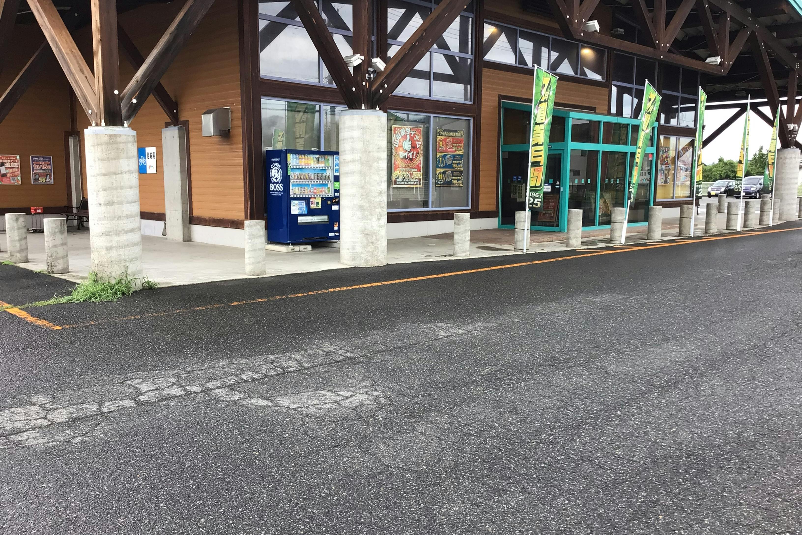 【ダイナム山形長井店】キッチンカーに最適なアミューズメント施設のイベントスペース(正面出入口前)