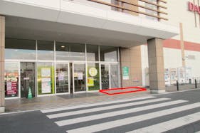 【イオンタウン上里】キッチンカーの出店に最適な複合商業施設内東側入口付近にある屋外イベントスペース