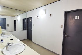 【心斎橋駅5分】ストックスペースやオフィススペース、キッチンなど利便性を兼ね備えたマルチスペース。 白を基調とした内装で十分な広さのスペースです。