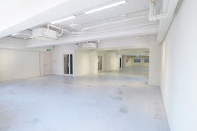 【心斎橋駅5分】ストックスペースやオフィススペース、キッチンなど利便性を兼ね備えたマルチスペース。 白を基調とした内装で十分な広さのスペースです。