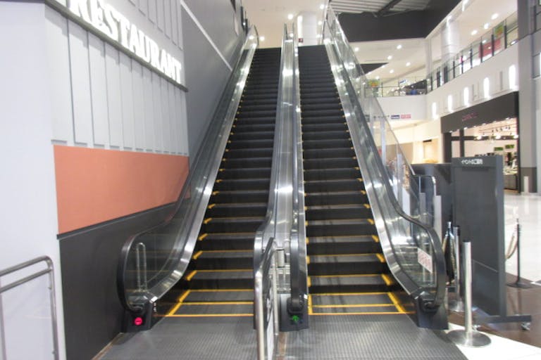 【イオンモール木更津】エスカレーター手すりの画像2