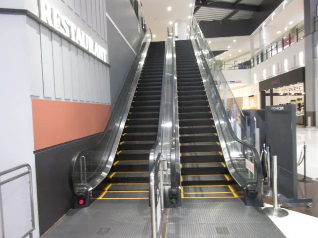 【イオンモール木更津】モールメデイア広告　エスカレーター手すり