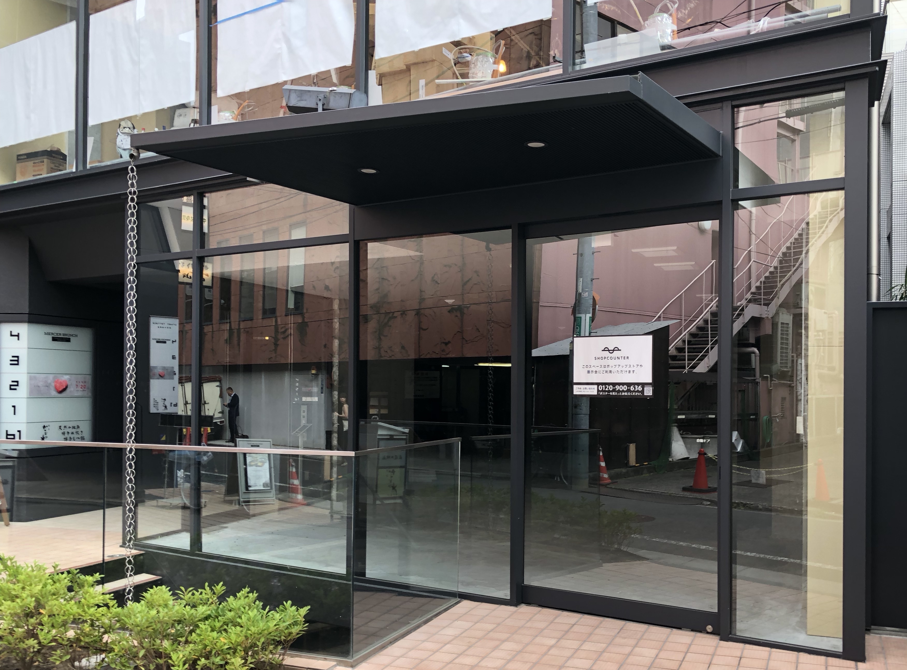 ガラス張りで視認性の高い外観です。