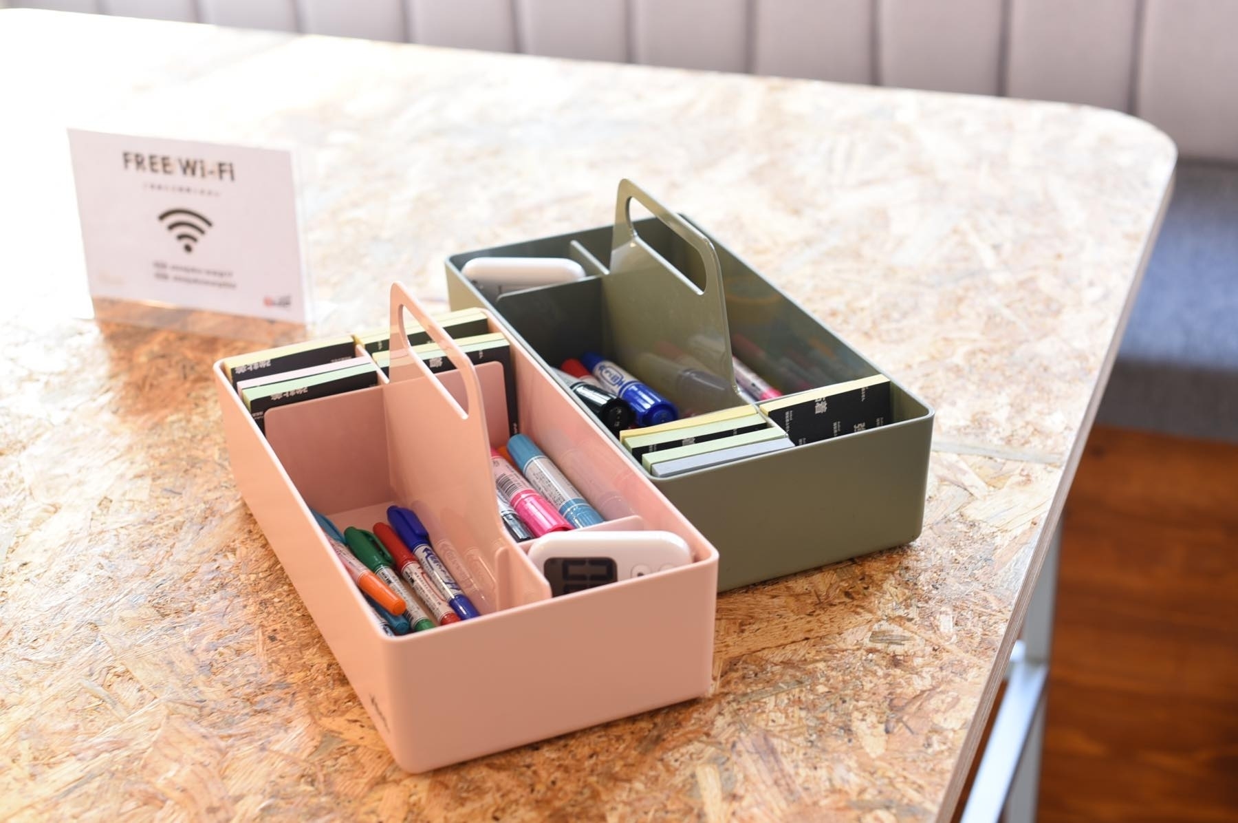 水性ペンや付箋などのワークショップセットです。模造紙もございます。