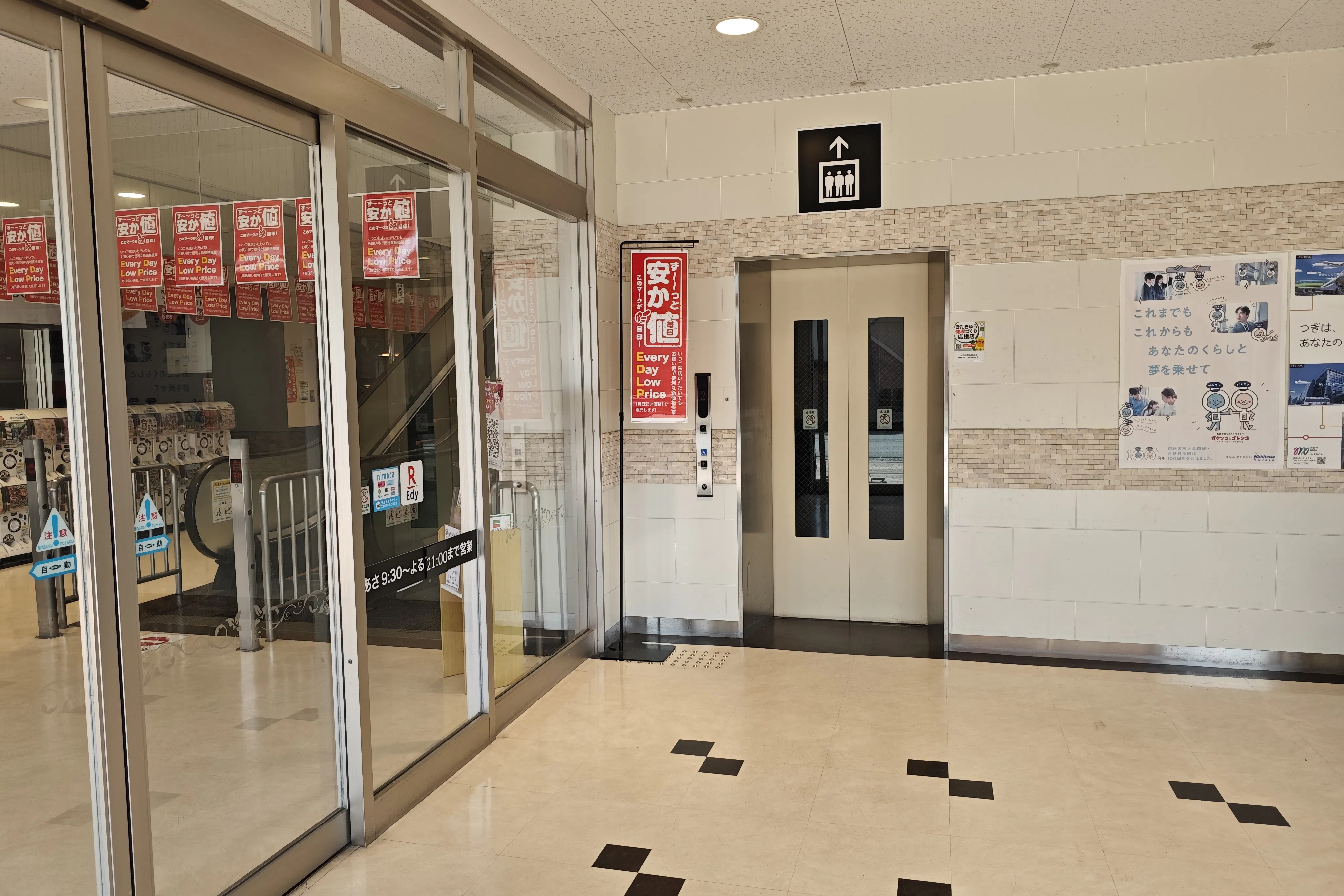 【スピナ穴生中央店】1Fエスカレーター昇降場前 販促プロモーションや物販に最適なスーパー店内催事イベントスペース