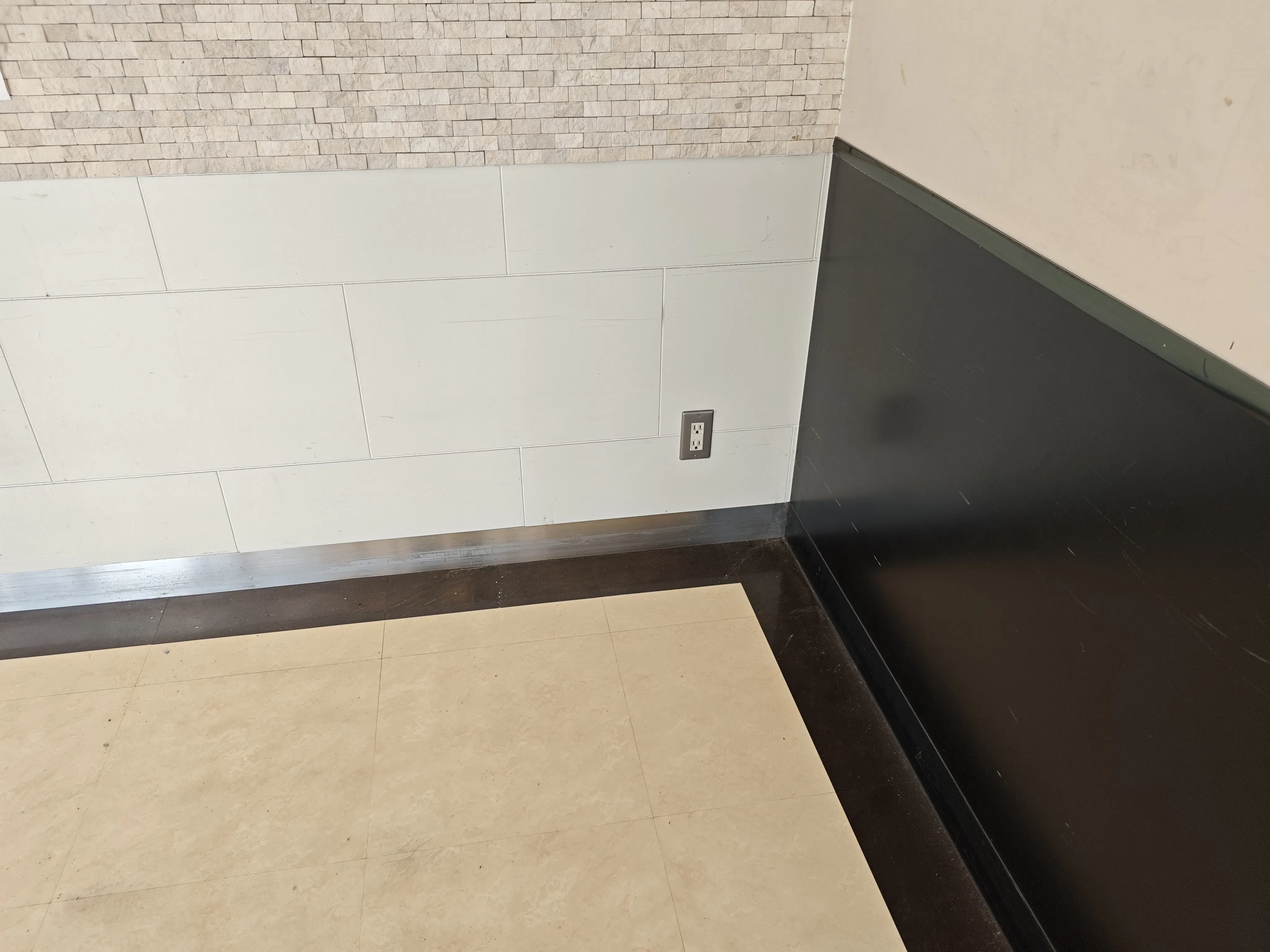 【スピナ穴生中央店】1Fエスカレーター昇降場前 販促プロモーションや物販に最適なスーパー店内催事イベントスペース