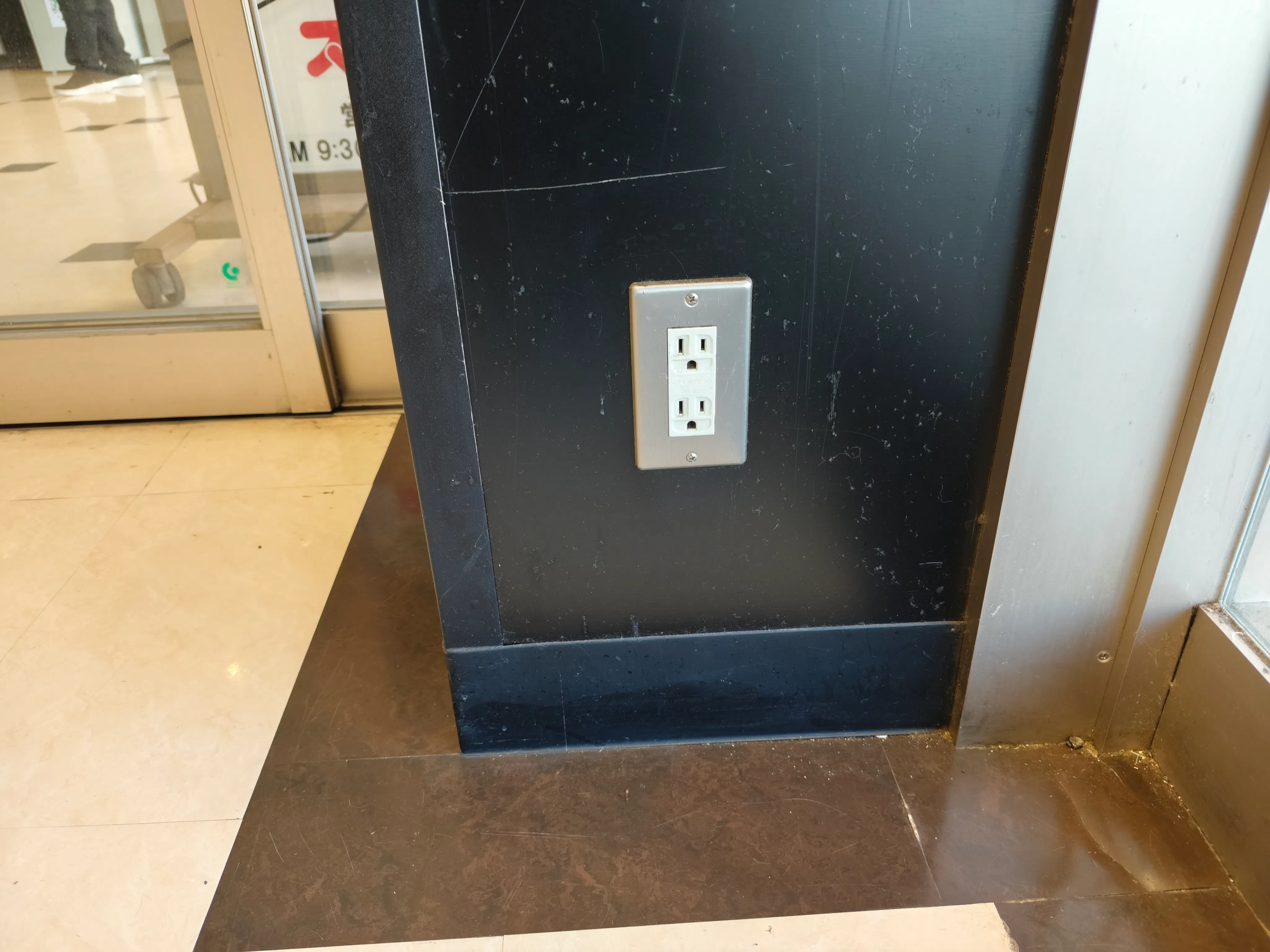 【スピナ穴生中央店】1Fエスカレーター昇降場前 販促プロモーションや物販に最適なスーパー店内催事イベントスペース