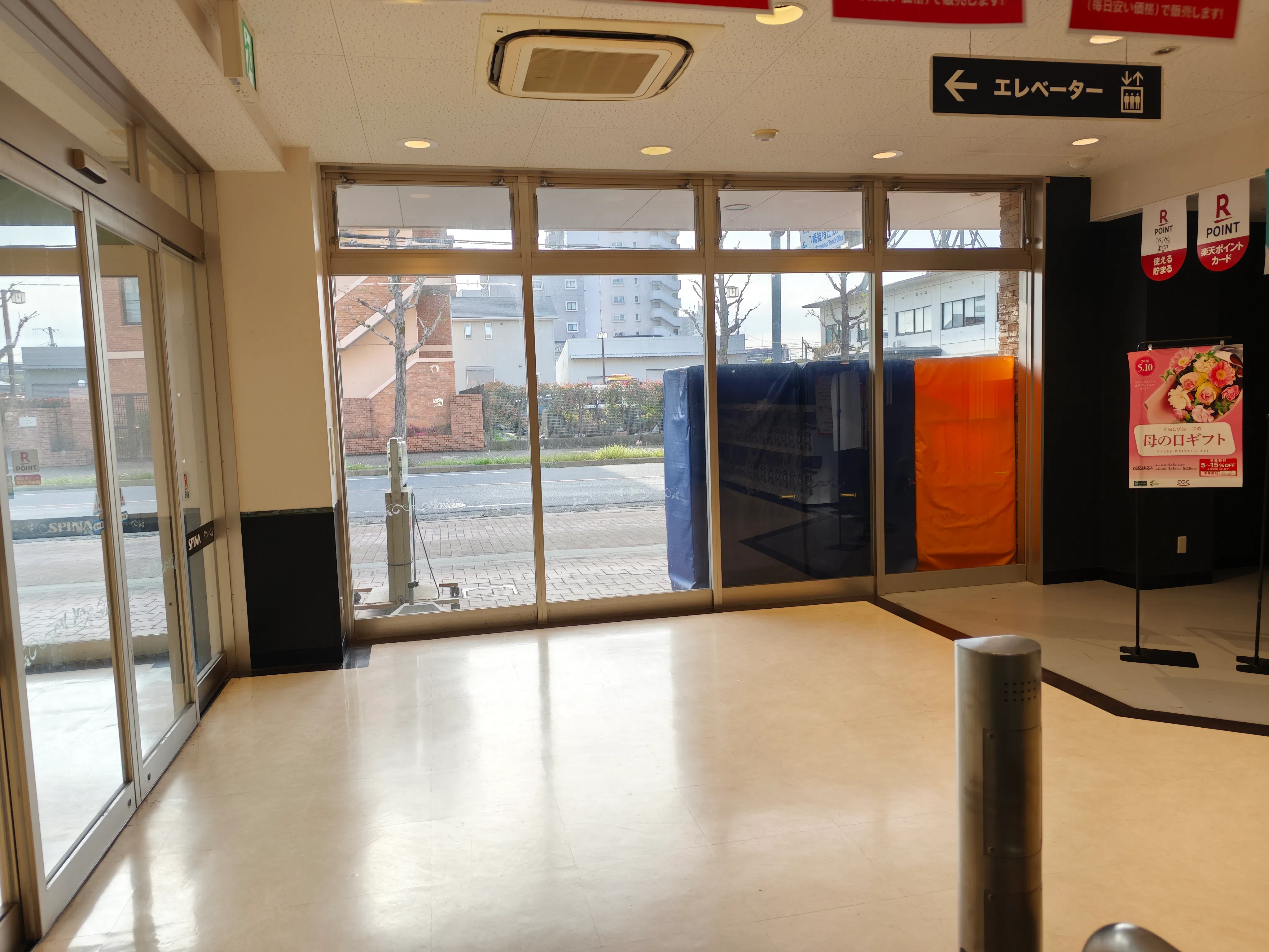 【スピナ穴生中央店】1Fエスカレーター昇降場前 販促プロモーションや物販に最適なスーパー店内催事イベントスペース