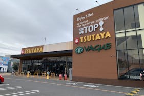【TSUTAYA 坂戸八幡店】ポップアップや商品販売に利用可能な店内保険ショップ前イベントスペース