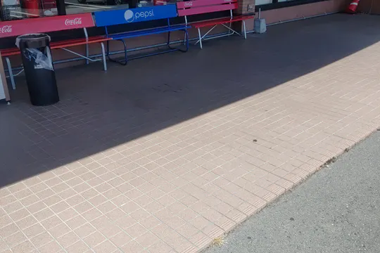 【まつばや六仙寺店】食物販やプロモーションなどに利用可能な軒下スペース②