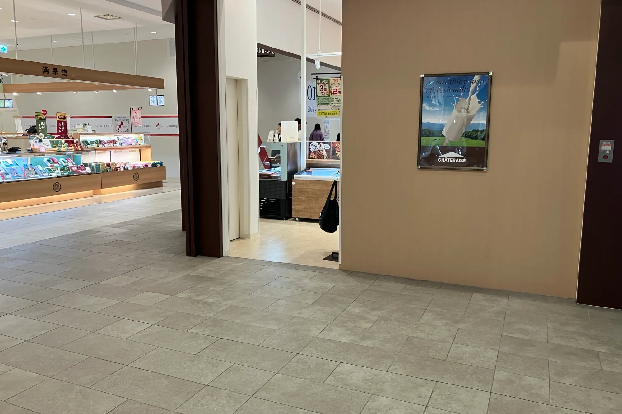 【ボーノ相模大野ショッピングセンター】2階上りエスカレーター前 販促プロモーションに最適な催事イベントスペース