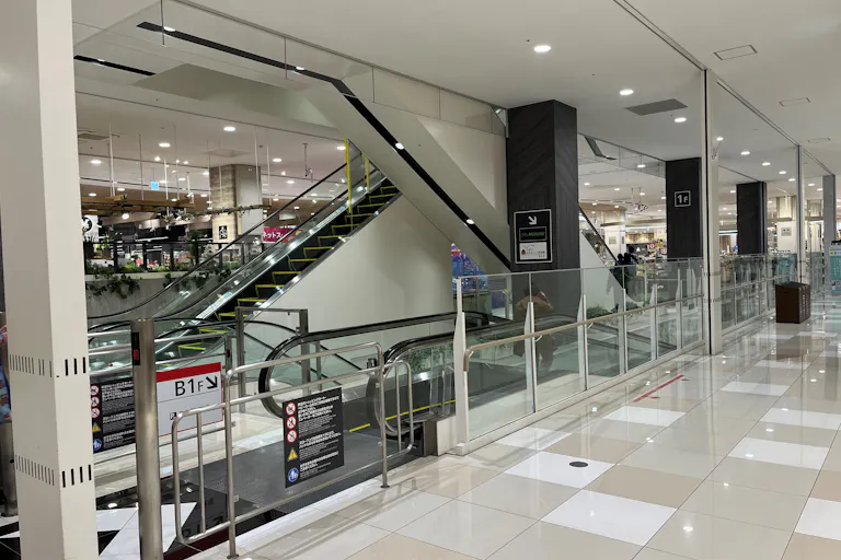 【イオンモール長久手】南エスカレーター横(久世福商店前)の画像1