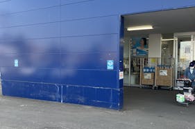 【スーパーセンタートライアル小樽朝里店】キッチンカー(調理営業)出店限定/屋外 Ⓐキッチンカースペース_正面出入口【左側】