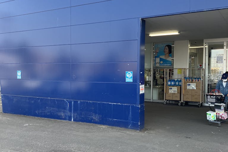 【スーパーセンタートライアル小樽朝里店】キッチンカー(調理営業)出店限定/屋外 Ⓐキッチンカースペース_正面出入口【左側】の画像1