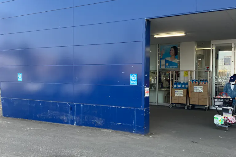 【スーパーセンタートライアル小樽朝里店】キッチンカー(調理営業)出店限定/屋外 Ⓐキッチンカースペース_正面出入口【左側】の画像1